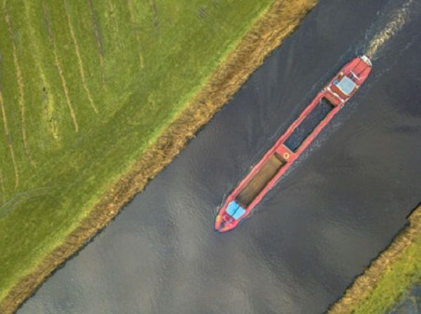 Péniche sur un canal