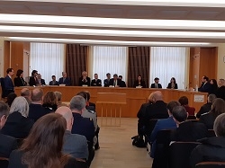 salle d'audience avec une formation de jugement et du public